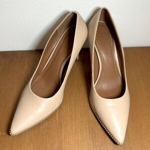 Coach nude pumps size 9.5. Heel 3.5 inches. Pointed-toe style.